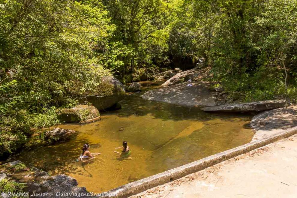 Imagem de duas crianças nas águas da piscina natural em Ubatuba.